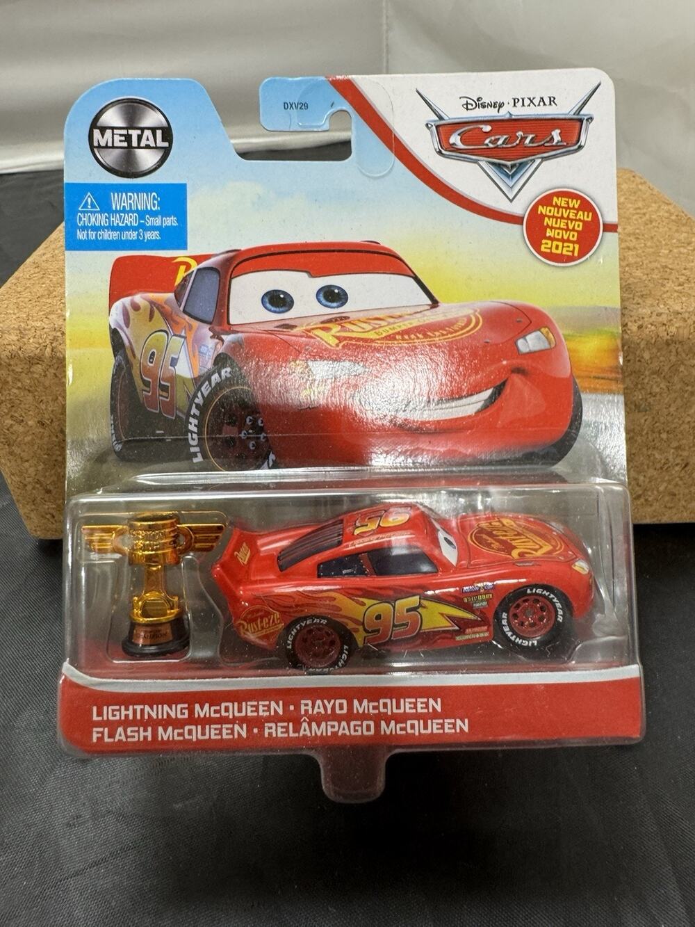 Disney Pixar Cars Lightning McQueen with Piston Cup Trophy 2021 Metal DXV29 New